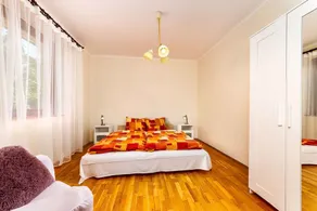 Holiday home with WiFi, air conditioning, washing machine - Image 5