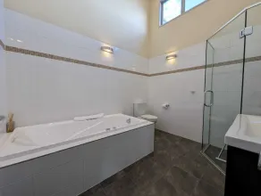 BELVEDERE-(meaning in Italian PANORAMIC VIEWS) 3 BEDROOM HOUSE IN QUEENSTOWN - Image 4