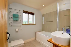 Vues spectaculaires, toutes les chambres superking en-suite, bain à remous, à pied du pub - Image 2