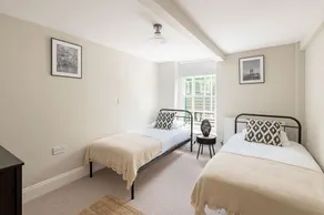 A large  group retreat that sleeps 20 guests  in 7 bedrooms - Image 5