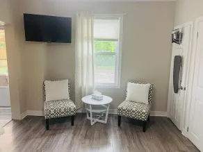 3 BedroomHIDDEN GEM , WALKING DISTANCE TO FALLS - Image 2