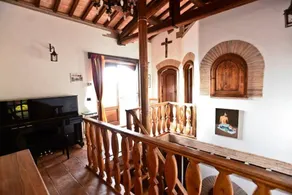 Villa de luxe en pierre sur une colline, avec vue panoramique, piscine privée, équitation, garderie - Image 2