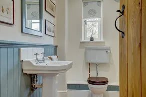 5 bedroomed farmhouse perfect for exploring Norfolk and Suffolk. - Image 3