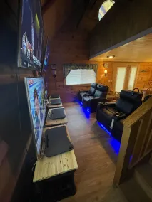 Great Family Cabin    Entertainment Cabin: 10 Large screen TV's  and 8 Recliners - Image 2