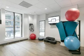 Trendy Streeterville Studio w/ Deck & Pool, close to Beach, by Blueground - Image 2
