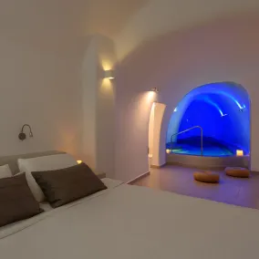 Grand Luxury Suite with indoor Pool & outdoor Hot tub at Pegasus Suites & Spa - Image 5