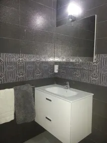 Grand et beau 2 pièces neuf moderne avec clim wifi et satelite - Image 2