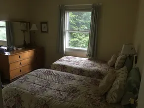 Lakeside Cottage Retreat - Image 4