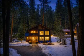 Just Plain Getaway 3 Bedroom Home by NW Comfy Cabins by RedAwning - Image 4