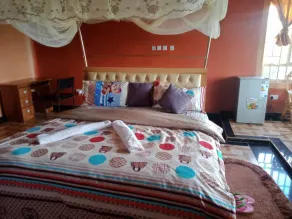 KATHY'S EXECUTIVE SUITE - Image 3