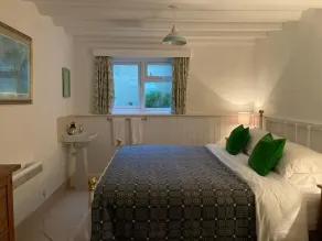 Charming cottage in quiet village near the Helford River - Image 3