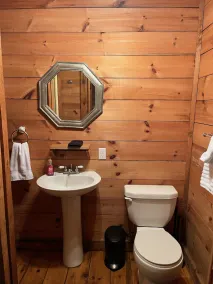 C & D’s Cozy Cabin - Image 4