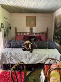 very private,adorable rustic cabin -out house , full shower house off barn - Image 3