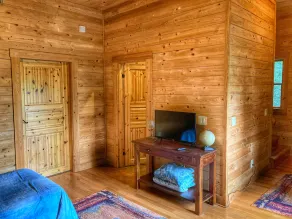 Log hjem på floden med udsigt over bjergene - Image 5