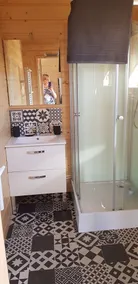 Cosy, fully-equipped wooden chalet - Image 2