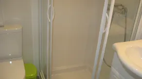 Apartamento de 60m2, varanda, piso térreo jardim de uma quinta renovada, internet - Image 3