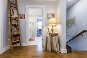 Large suite/private bath/private entrance on quiet street near Thomas Bay - Image 2