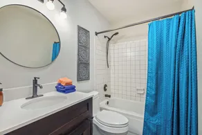 Cute house, big private shaded yard, cul-de-sac, close to ALL entertainment! - Image 2