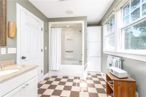 Casa Calypso-10 minutes to Newport and Narragansett. Walk to beach! - Image 4