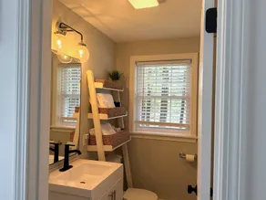 Clean, Cozy, and Professional Waterfront Home- minutes to Portland - Image 5