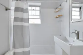 Sleek Evanston 1BR w/ Dishwasher, walk to Northwestern, by Blueground - Image 3