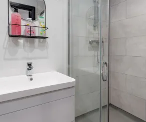Luxury Mirror Party Pad with 4 Bedrooms! - Image 2