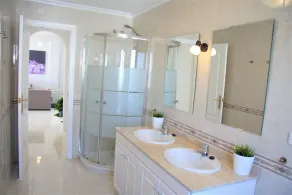 Penthouse in der Nähe von Restaurants mit fantastischem Blick über Hügel und Meer - Image 3
