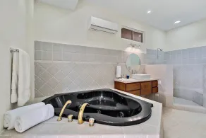 Beachfront Villa Just Steps To The Water - Image 2