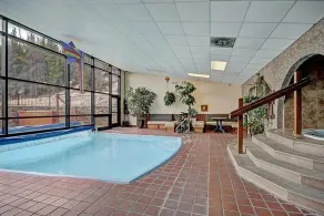 Maison de ville spacieuse avec bois de chauffage gratuit, 5 pâtés de maisons jusqu'à la rue principale et la navette, piscine chauffée - Image 3
