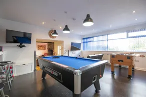 Large Holiday Let Suitable for Families, Groups. Sleeps up to TEN. Games room. - Image 3
