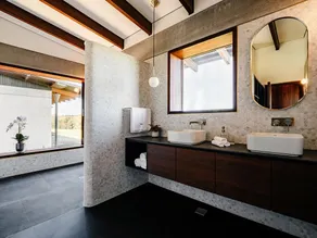 Stunning luxury home with unrivalled privacy and beauty - Image 2