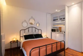 Phaedrus Living: City Centre Luxury Flat Mavromichali - Image 3