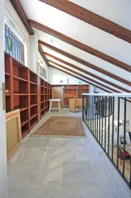 Charmig, modern villa med trädgård, pool och havsutsikt - Image 2