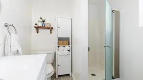 Charming Dog-Friendly Cottage Near Beach - Image 3
