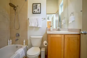 Downtown Modern Studio, centrally located - Image 4