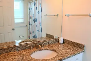 Spacieux demi-duplex de la 2e rangée de l'île d'Émeraude! - Image 4