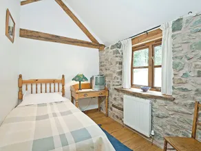 2 bedroom accommodation in Llanerfyl - Image 4