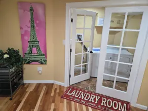 Beautiful 2BR Walkout Fenced & Gated Villa, Onsite parking, Pet friendly-2+acres - Image 3