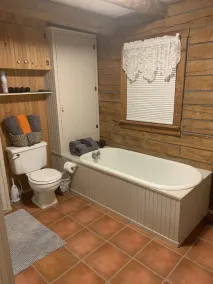 Little House Properties - Country Log Cabin - Image 3
