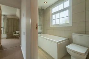En vackert renoverad villa i ett centralt men mycket lugnt läge - Image 4