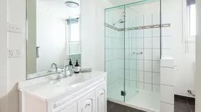 Kennington Beach Getaway with Spa - Image 2