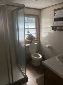 Roligt sommerhus ved søen - Image 3