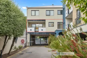 Central one bedroom unit, Thompson Ave Cowes, security entrance, no lift - Image 5