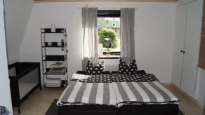 Cozy holiday home with a 2500 square meter garden right on the lake - Image 5