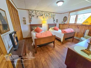 Fredelig Lakefront Retreat Central Location - Image 2