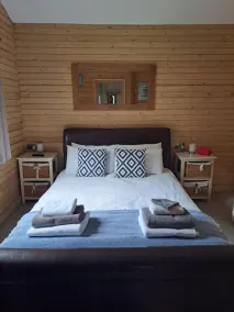 Honeysuckle Single Storey Log Cabin, sleeps up to 4 - Image 4