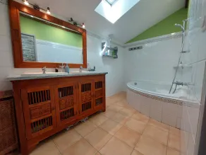 hus med uppvärmd pool och studsmatta - Image 2
