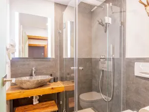 Freistehend mit viel Platz und Wellness im Haus - Image 3