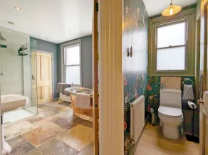 A town house that sleeps 6 guests  in 3 bedrooms - Image 4