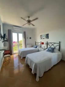 Intimate luxury villa 5 minutes' walk from the beach in a quiet location - Image 4